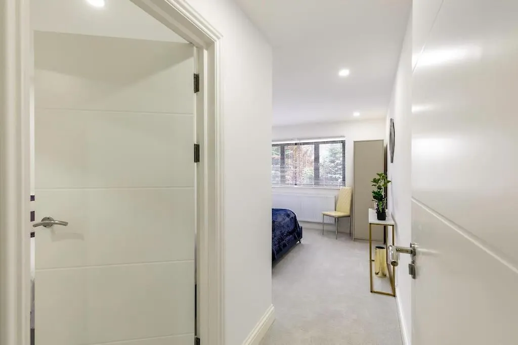 4Bed 11 Occupancy Large Flat Elizabeth Line West London Flat Free Parking Apartment United Kingdom