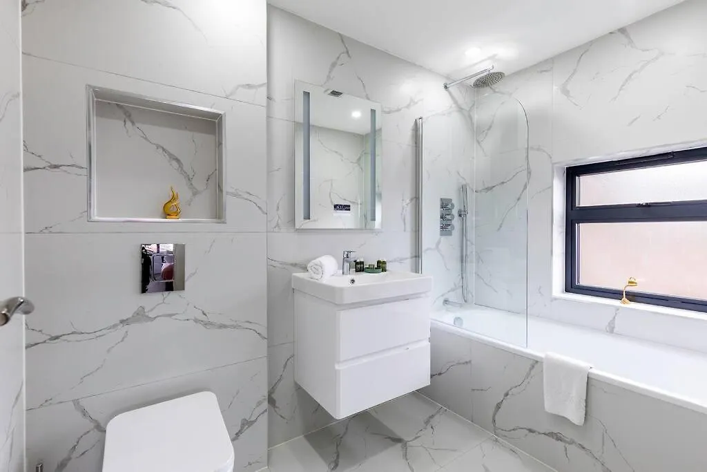 4Bed 11 Occupancy Large Flat Elizabeth Line West London Flat Free Parking Apartment 0*,  United Kingdom