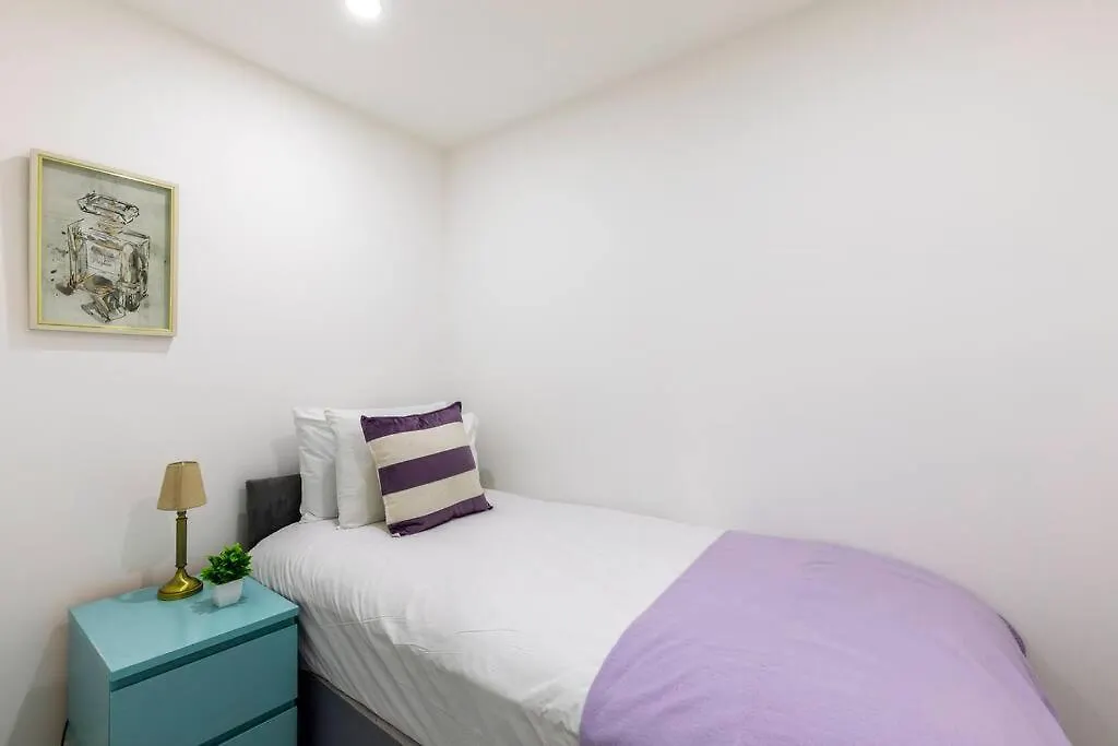 4Bed 11 Occupancy Large Flat Elizabeth Line West London Flat Free Parking Apartment