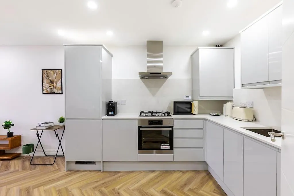 4Bed 11 Occupancy Large Flat Elizabeth Line West London Flat Free Parking Apartment