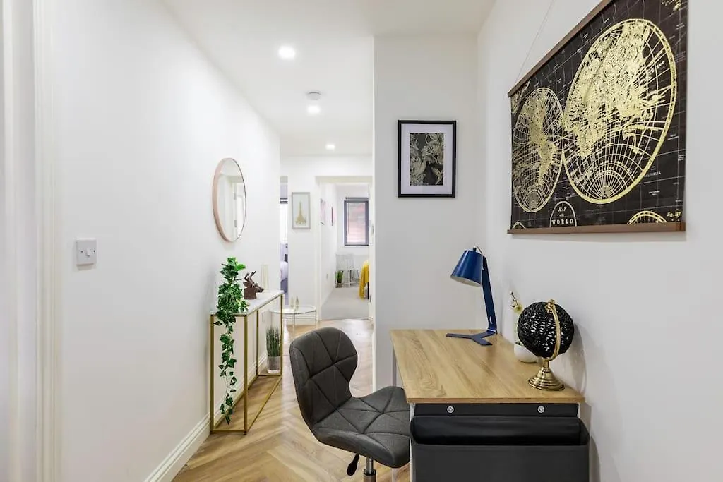 4Bed 11 Occupancy Large Flat Elizabeth Line West London Flat Free Parking Apartment United Kingdom