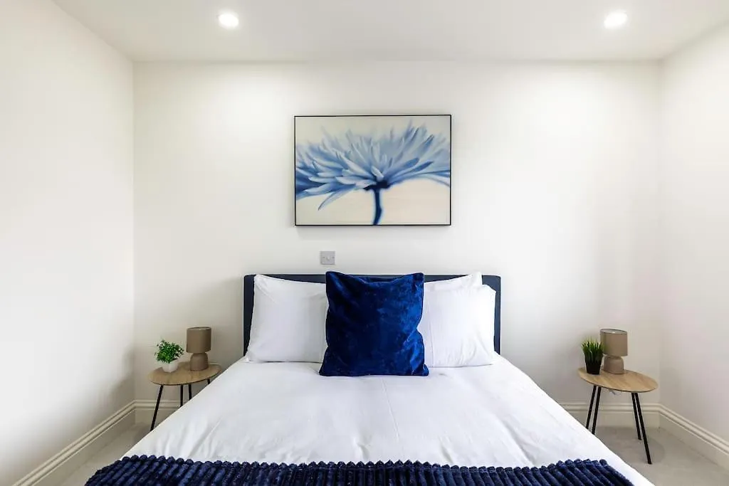 4Bed 11 Occupancy Large Flat Elizabeth Line West London Flat Free Parking contacts